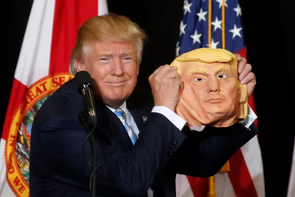 Пока еще кандидат в президенты Дональд Трамп держит маску себя Пока еще кандидат в президенты Дональд Трамп держит маску себя - Sputnik Lietuva