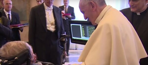 Видеофакт: Папа Франциск встретился с физиком Стивеном Хокингом Видеофакт: Папа Франциск встретился с физиком Стивеном Хокингом - Sputnik Литва
