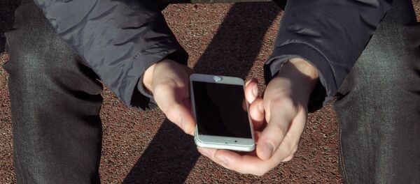 Мужчина с телефоном Мужчина с телефоном - Sputnik Lietuva