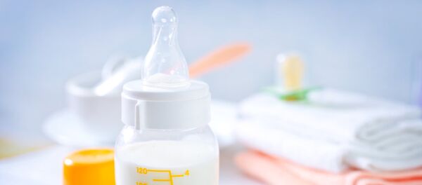 Детская бутылочка с молоком Детская бутылочка с молоком - Sputnik Литва