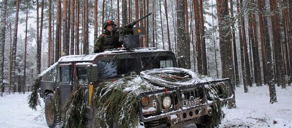 Солдат армии Литвы едет на БТР - Sputnik Литва