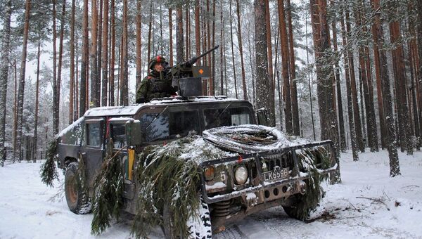 Солдат армии Литвы едет на БТР - Sputnik Литва