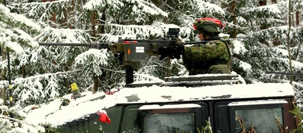 Солдат армии Литвы едет на БТР Солдат армии Литвы едет на БТР - Sputnik Литва