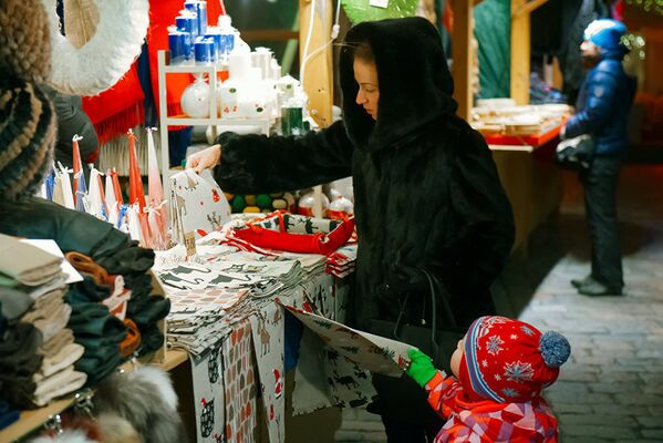 Рождественский рынок на Ратушной площади в Таллинне - Sputnik Литва
