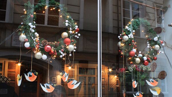Окна кафе в рождественском убранстве - Sputnik Литва