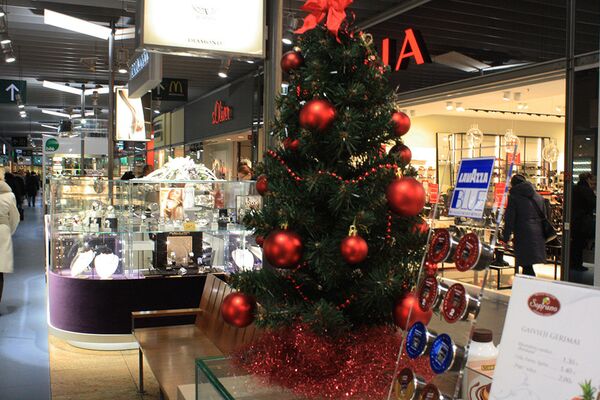 Рождественская елка в торговом центре Акрополис в Вильнюсе - Sputnik Литва
