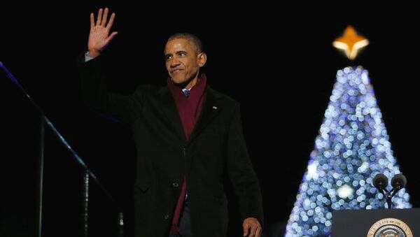 Барак Обама на фоне елки в Нью-Йорке - Sputnik Литва