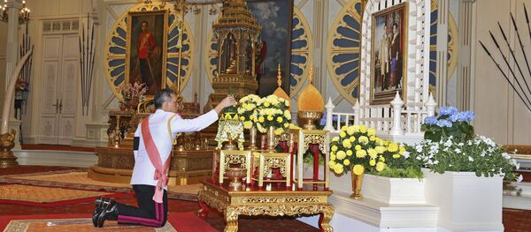 Принц Маха отдает дань уважения своим королевским почившим родителей - Sputnik Литва