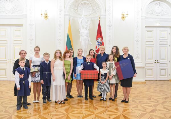 Šiais metais vaikams įteikti Lietuvos moksleivių kurti žaisliukai su asmeniniu laišku, kviečiančiu draugauti Šiais metais vaikams įteikti Lietuvos moksleivių kurti žaisliukai su asmeniniu laišku, kviečiančiu draugauti - Sputnik Lietuva