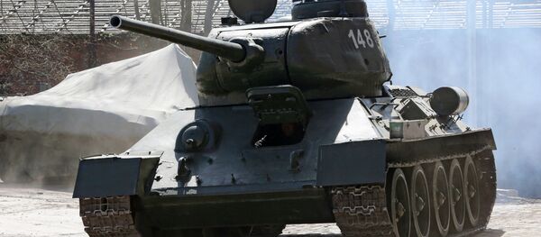 Танк Т-34, штурмовавший Кенигсберг, отремонтировали к Параду Победы - Sputnik Литва