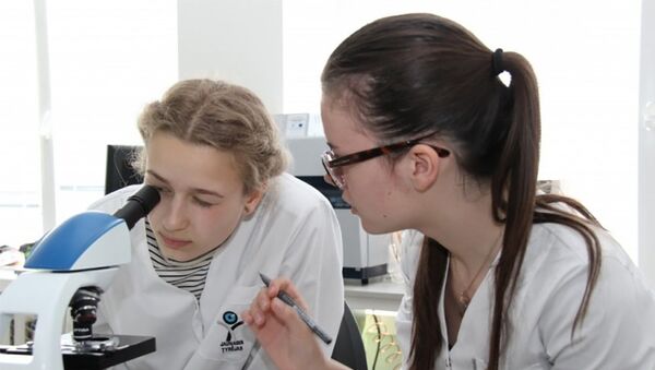 Школьники занимаются научными исследованиями - Sputnik Литва