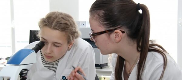 Школьники занимаются научными исследованиями - Sputnik Литва