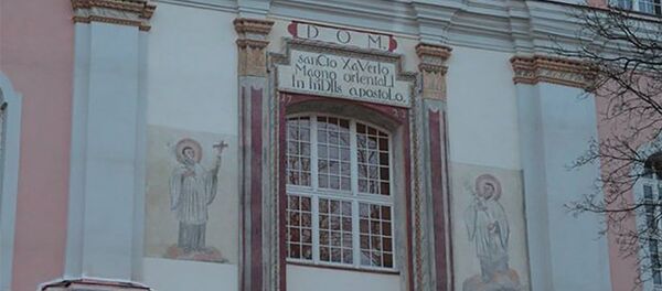 Фрески, отреставрированные на фасаде костела Святого Франциска Ксаверия в Каунасе - Sputnik Литва