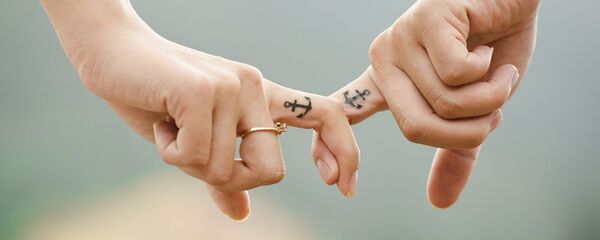 Молодые люди держатся за руки - Sputnik Литва