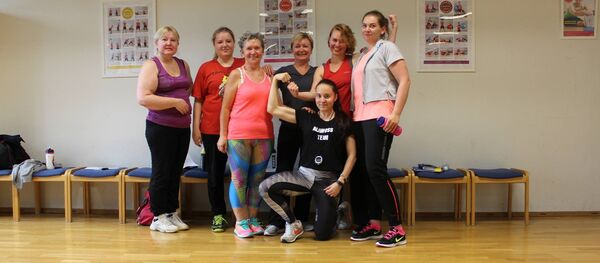 Тренер Вероника Аламосс с участницами проекта Мы худеем в Хельсинки - Sputnik Литва