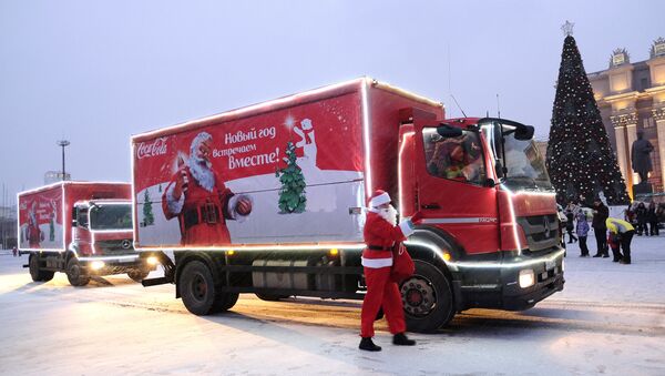 The caravan of Coca-Cola Christmas trucks on the square in front of the Oktyabrsky district administration in Samara - Sputnik Литва