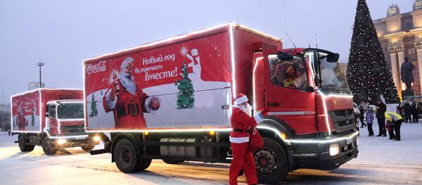 The caravan of Coca-Cola Christmas trucks on the square in front of the Oktyabrsky district administration in Samara - Sputnik Литва