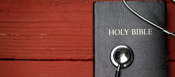 Библия и стетоскоп - Sputnik Литва