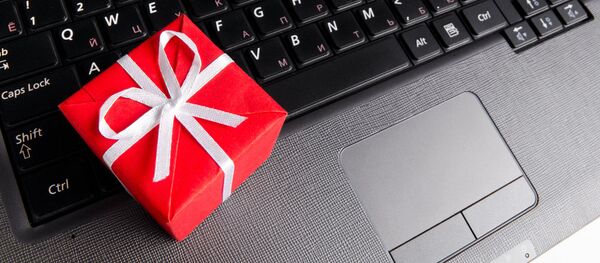 Подарок и ноутбук - Sputnik Литва