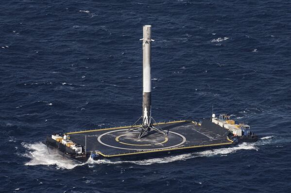 SpaceX посадила свою ракету на платформу в океане - Sputnik Литва