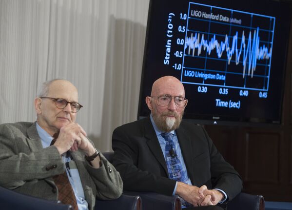 Основатели LIGO Кип Торн и Райнер Вайсс на презентации своего открытия - Sputnik Литва