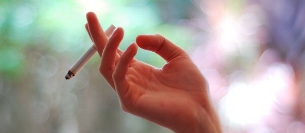 Сигарета в руке - Sputnik Литва