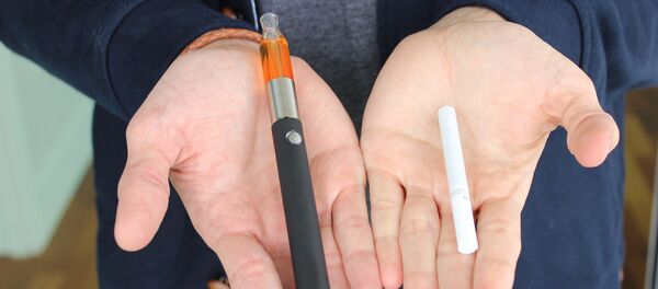 Электронная и обычная сигареты Электронная и обычная сигареты - Sputnik Lietuva