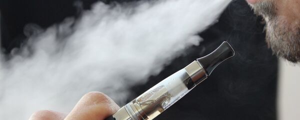 Мужчина курит электронную сигарету, архивное фото - Sputnik Литва