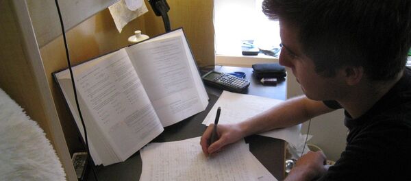 Школьник готовится сдавать экзамен - Sputnik Литва