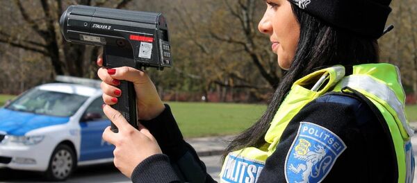 Сотрудник полиции замеряет скорость машин - Sputnik Литва