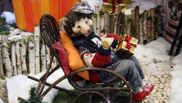 Рождественский мишка в кресле с подарком - Sputnik Литва