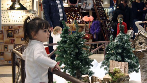 Дети рассматривают рождественские игрушки - Sputnik Lietuva