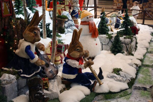 Игрушки зайцев-музыкантов под Рождественской елкой - Sputnik Lietuva