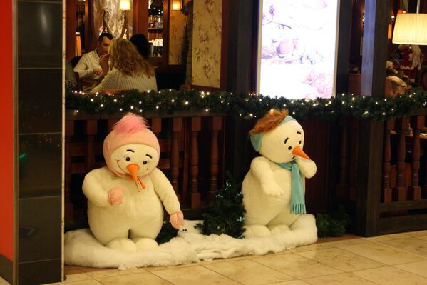 Снеговики встречают посетителей кафе в торговом центре - Sputnik Литва