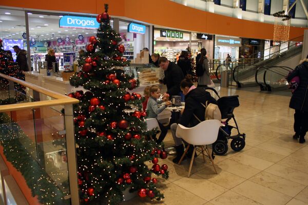Рождественские елки возле столиков кафе - Sputnik Литва