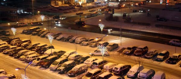 Автомобильная стоянка у торгового центра Озас Автомобильная стоянка у торгового центра Озас - Sputnik Lietuva