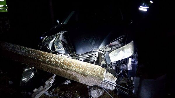 Автомобиль белоруса Lexus ES 350 врезался в столб из-за гололедицы - Sputnik Lietuva