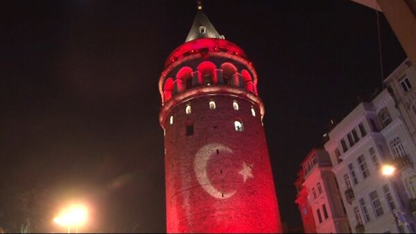 Башню в Стамбуле подсветили в цвет флага Турции в память о жертвах теракта - Sputnik Литва