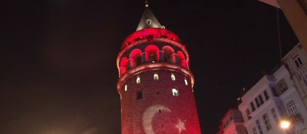 Башню в Стамбуле подсветили в цвет флага Турции в память о жертвах теракта Башню в Стамбуле подсветили в цвет флага Турции в память о жертвах теракта - Sputnik Литва