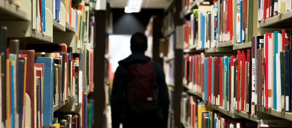 Человек в библиотеке - Sputnik Литва