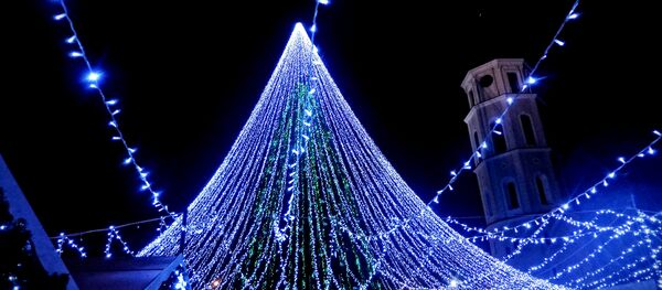 Множество огней расходятся от вершины елки к киоскам ярмарки Множество огней расходятся от вершины елки к киоскам ярмарки - Sputnik Lietuva