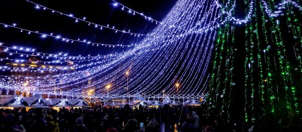 Посмотреть на зеленую красавицу приехали из разных стран - Sputnik Литва