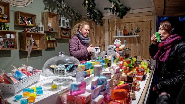 Продавец предлагает ароматное мыло покупателю - Sputnik Литва