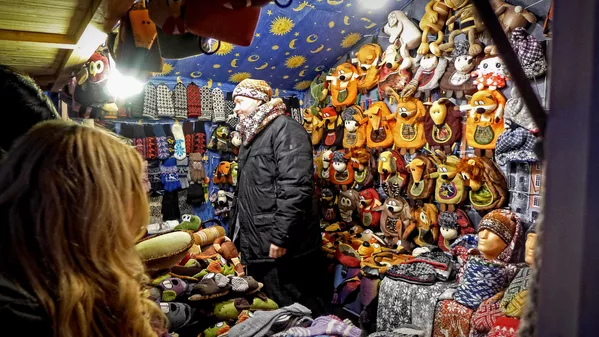 Продавец сувениров на рождественской ярмарке Продавец сувениров на рождественской ярмарке - Sputnik Lietuva