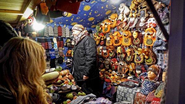 Продавец сувениров на рождественской ярмарке - Sputnik Lietuva