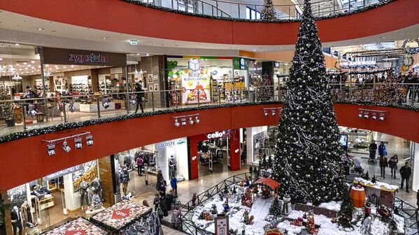 Высокая елка и сказочные герои в торговом центре Озас - Sputnik Lietuva