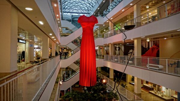 Огромное красное платье украшает торговый центр - Sputnik Литва