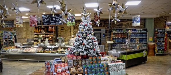 Продуктовый магазин украсил витрину с конфетами елкой Продуктовый магазин украсил витрину с конфетами елкой - Sputnik Литва