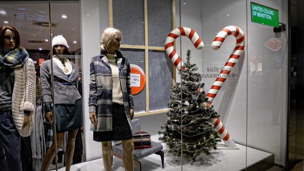 Рождественская тематика в витрине магазина - Sputnik Литва