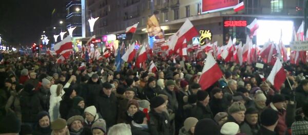 Десятки тысяч человек прошли маршем протеста по Варшаве - Sputnik Литва